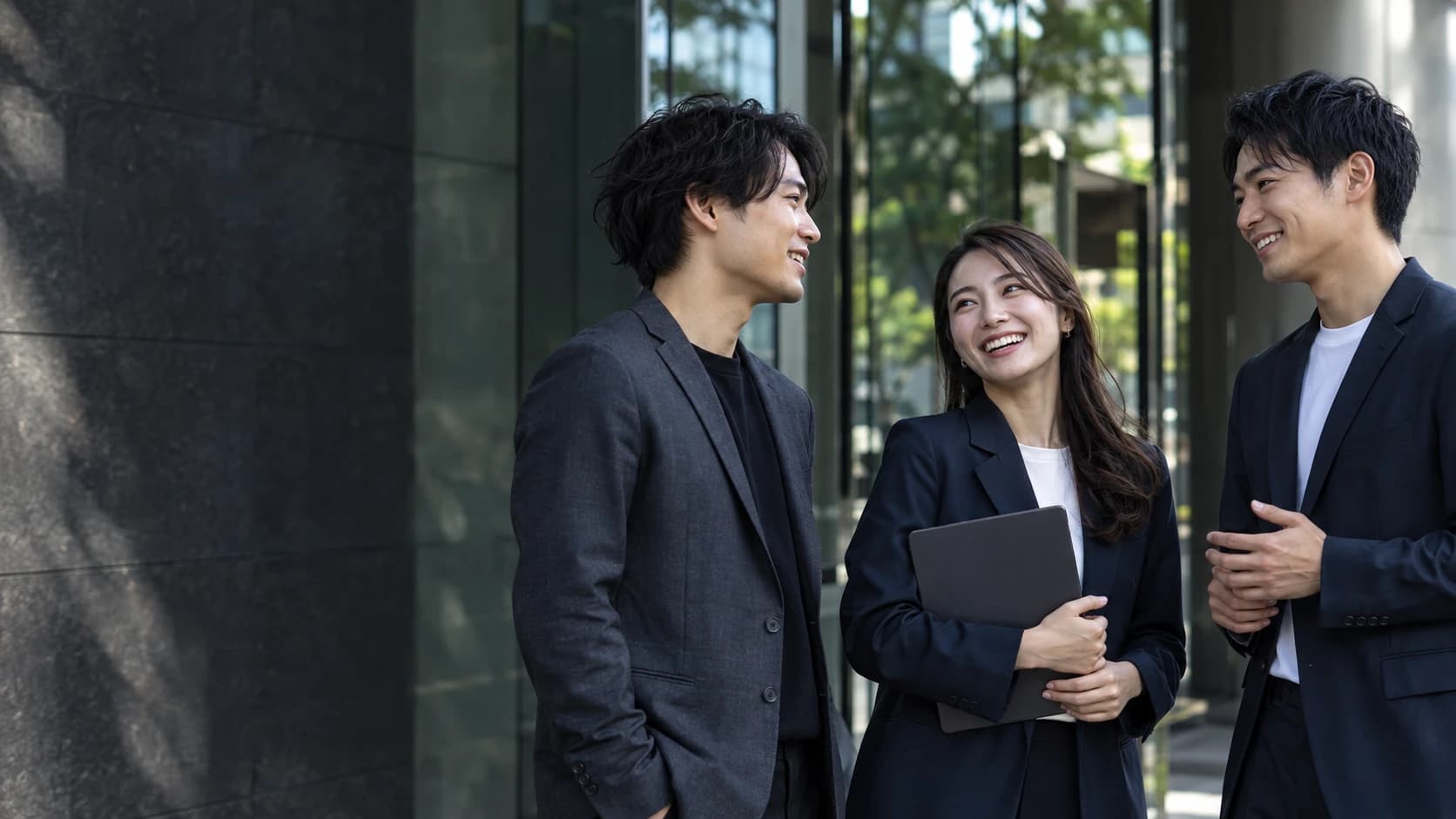 仕事について笑顔で語り合う男女のイメージ