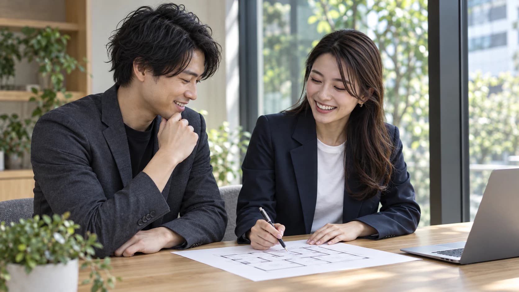 資料を囲み、住まいについて学ぶ男女のイメージ