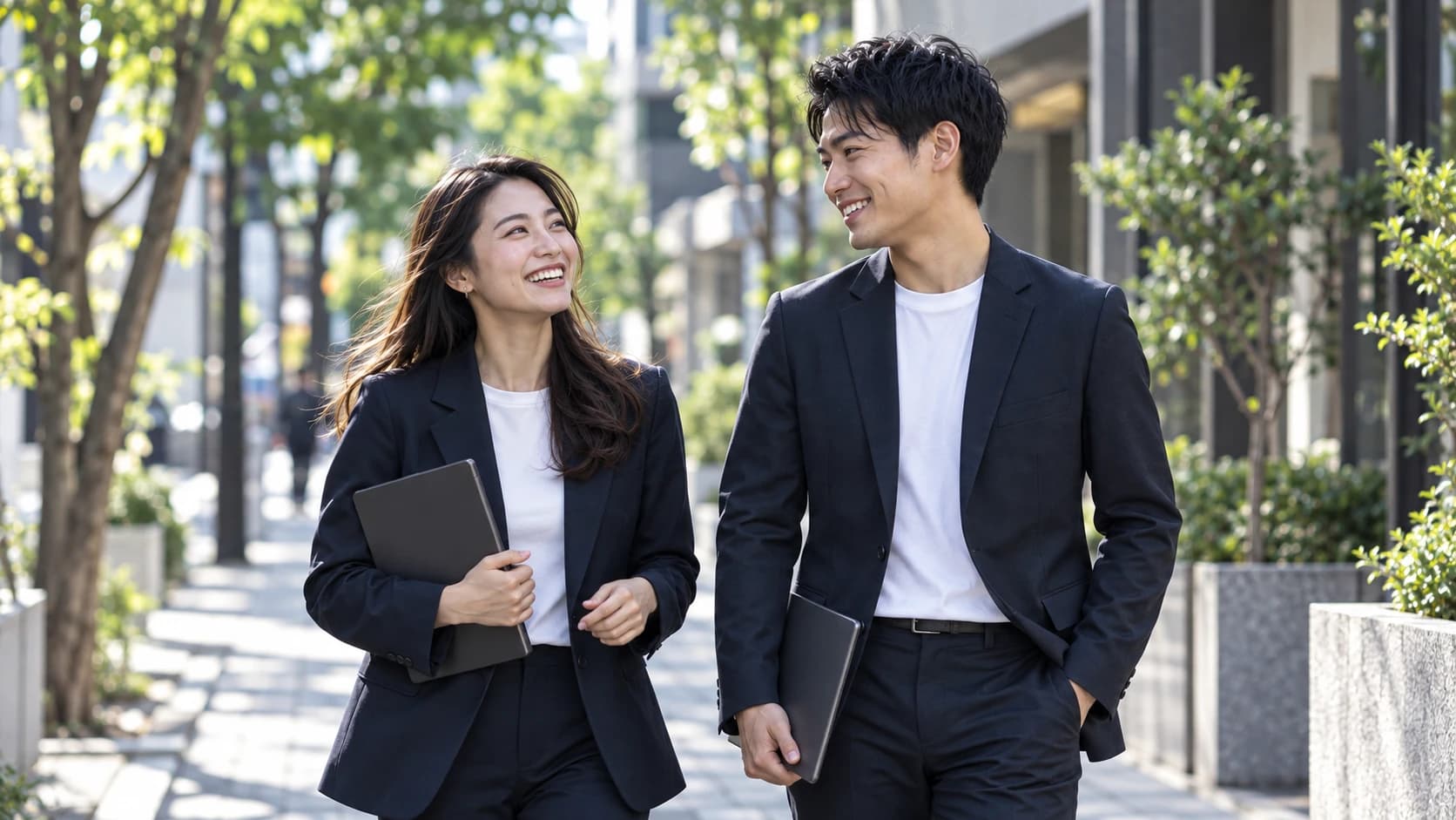 街を歩きながら会話する男女のイメージ